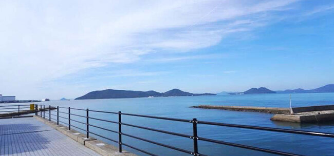 施設周辺の歩道からの瀬戸内海の眺め