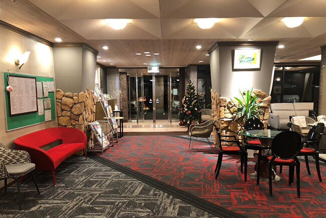 ホテルを意識してデザインされたケアハウス屋島のエントランス