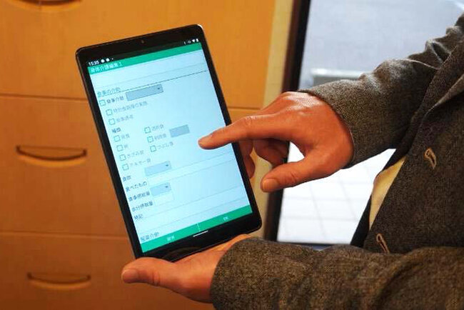 訪問介護専用のクラウド型記録システムに入力する様子