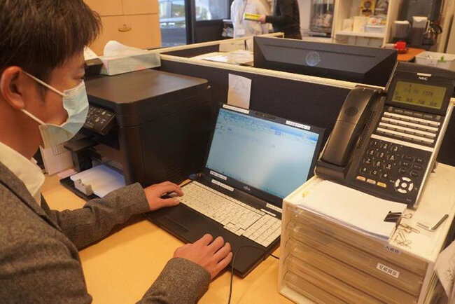 介護保険請求事務の支援システムで利用実績を確認する様子