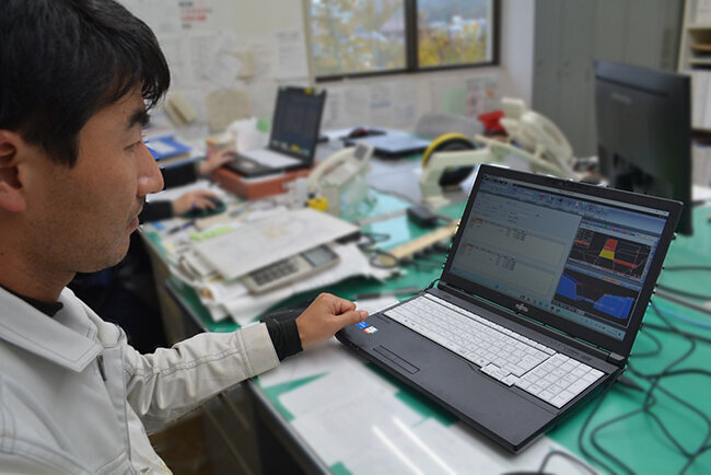 3D施工データ変換システムで作った3次元設計図をパソコンで確認。計算の手間が大幅に削減された