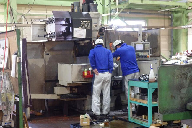 工場で作業に当たる社員。作業中は安全のため社員はすべて保護帽を着用する