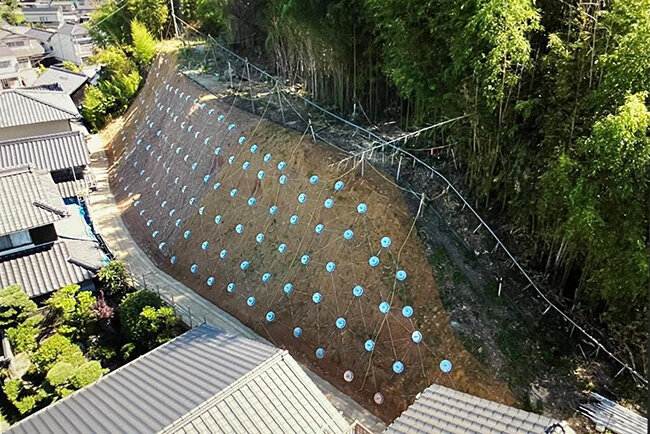 急傾斜地崩壊対策工事の施工事例