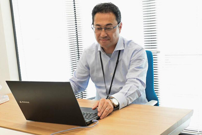 グループ企業の情報をチェックする大鳥社長