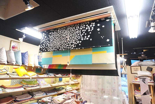 丸亀店のショールームではカーテンだけでなく、部屋を彩る様々な商品をそろえている
