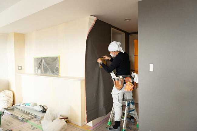 部屋の内装工事に取り組む様子