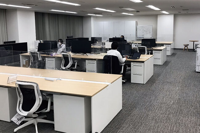 オフィスのデスクを長机にすると、オフィス利用の幅も広くなる