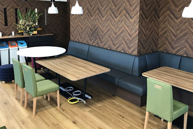 十勝営業所にはセミナーや打ち合わせができるカフェ風のスペースを設けた