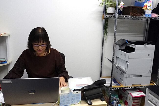 複合機とクラウド環境のストレージ管理システムによって業務データや紙の情報を一元管理。「自宅でもデータをすぐに確認できるようになった」と話す佐藤直美部長