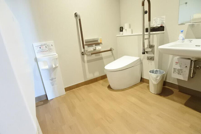 安中店の車いすで入れるバリアフリートイレ