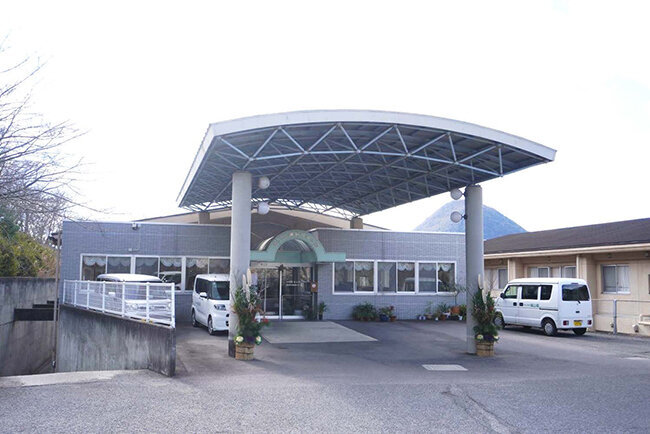 敬世会が運営する介護老人保健施設、城山苑の外観