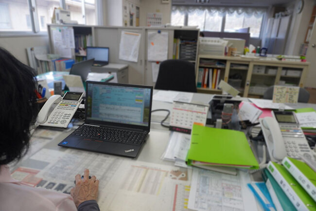 介護記録支援システムを使ってパソコンで利用者のバイタルデータなどの記録を確認する様子