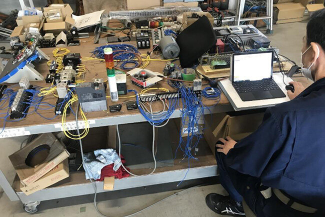 工場内の複雑な配線設計も熟練の技術とデジタル化の合わせ技で迅速にこなす