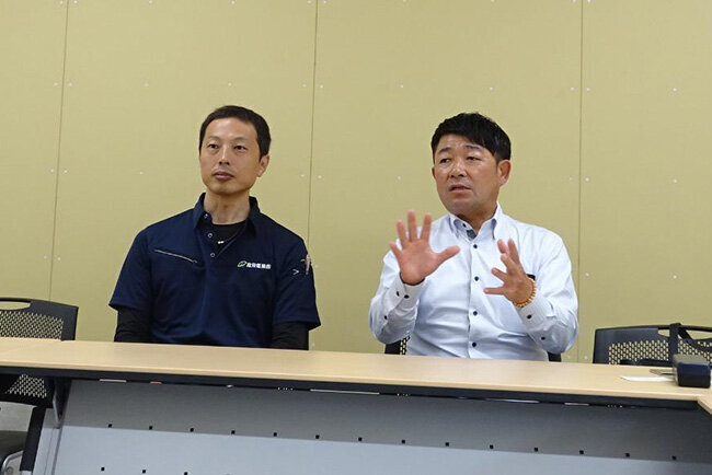「年内には担当者の講習を終えて積算は完全移行したい」と話す工事管理部の小林亮部長（左）と高橋徹社長