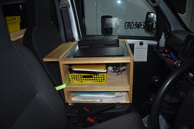 作業車両の助手席には、パソコンとプリンターが備え付けられている