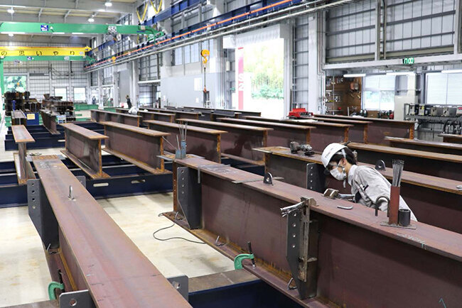  梁（はり）組み立て。創業以来、鉄骨を加工し組み立てる事業一筋で成長してきた