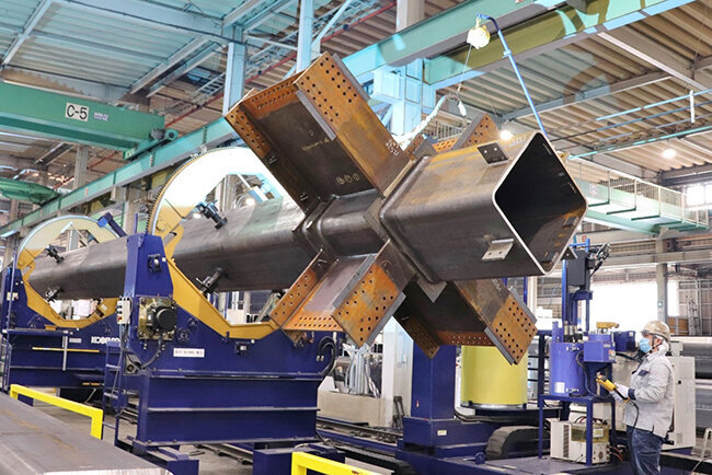 ロボット溶接オペ　　第1工場では9台の溶接ロボットがフル稼働している