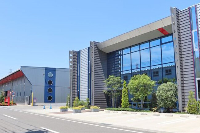 本社と第2工場。きれいで働きやすい職場を追求してきたことで、新卒採用や女性採用にも効果が出ている