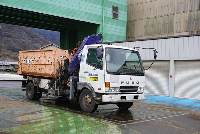 トラックスケールにトラックを停車して重量を計測する様子