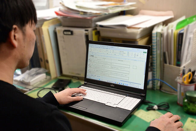 新体系のサービスに移行したことで、数多くの記録業務が利用者の人数だけ日々発生する。かつては紙に手書きで記録しており非効率的だったが、現在はパソコンやスマートフォンからも入力が可能