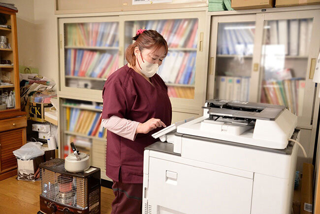 福祉事業における監査や申請などには押印した紙の書類が必要。2018年に導入した2台の複合機が活躍