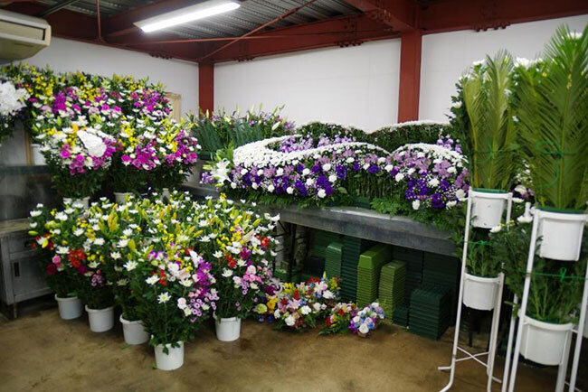 フラワー紅白で作っている葬儀用の花祭壇