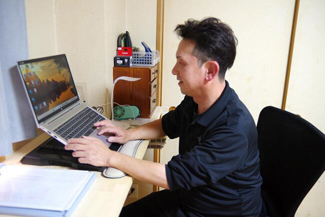 パソコンに向かうフラワー紅白の野田社長