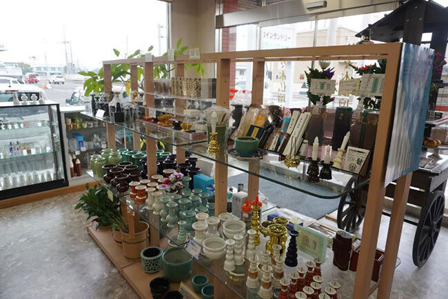 花立てやろうそく立てなどの仏具を販売している佐々木仏壇店の店舗