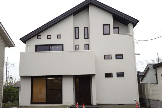 本社近くに新たに建てた事務所棟。小林聡一社長自らが設計し、展示場機能も備えている。前庭部分は未完成