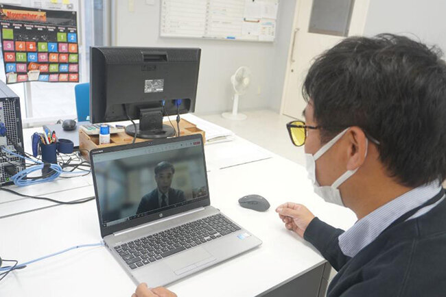 Web会議システムを使って打ち合わせを行う様子