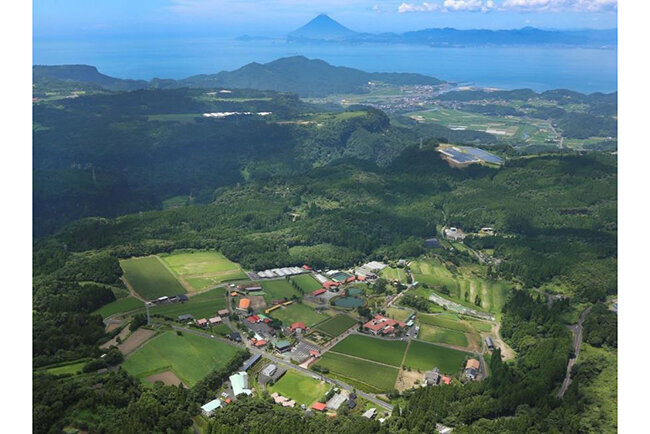 白鳩会が運営に携わる花の木農場の全景と大隅半島
