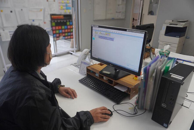 障害福祉サービス費の請求作業を行う様子。タブレット端末と記録が連動しているので手間をかけずに作業を行うことができる