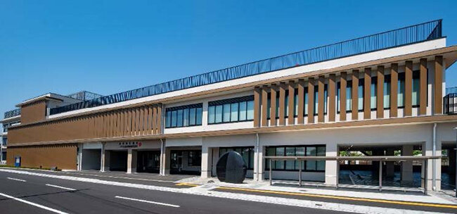 JR多度津駅東側に立地する2022年に完成した多度津町の新庁舎