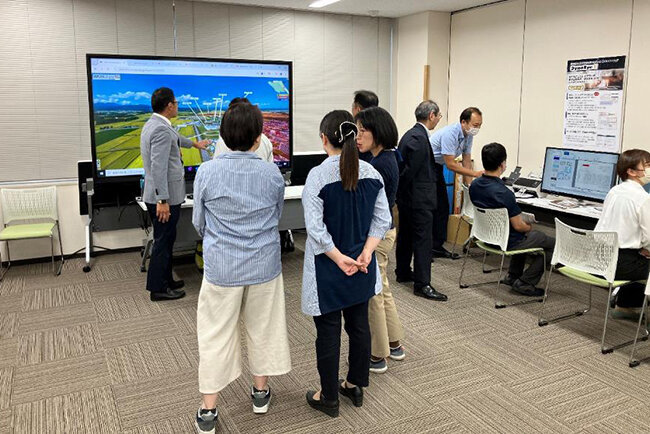 町職員を対象に住民の利便性向上、職員の業務効率化、地域のにぎわいづくりに役立つデジタルソリューションの説明会の様子