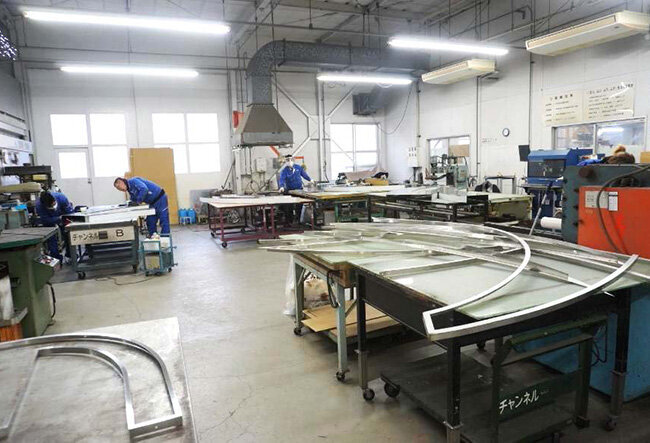 サイン製作に取り組む高松ホットスタンプの工場の様子