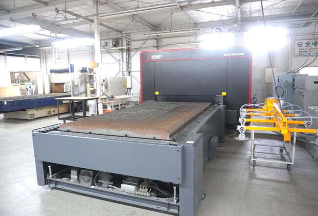 高松ホットスタンプが導入したAIアシスト機能搭載型のファイバーレーザー加工機