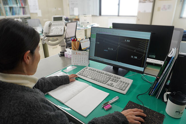 施工管理システムと連動したCADを活用する様子