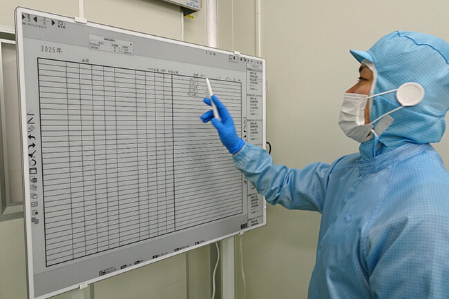 電子ペーパーのディスプレイに書かれた文字は2つの工場でリアルタイムに共有される