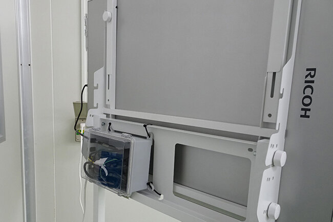 電子ペーパーの裏側　　空中に浮遊する微小な塩水による腐食を防ぐため、ケーブル接続部分などにも防水対応した