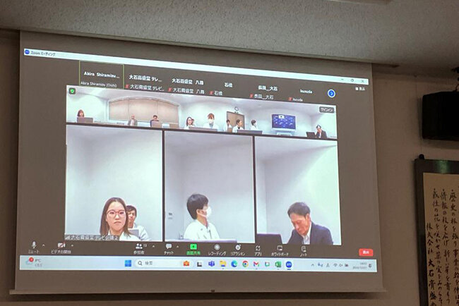 マイクスピーカーは自動で発言者を画面にクローズアップ表示する機能を備えている