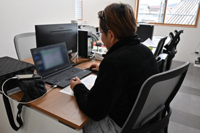 モデルルーム棟2階の事務スペースで作業中の社員
