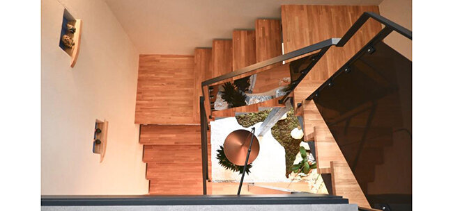 吹き抜け空間でも壁面仕上げや階段の素材などが実物確認できる