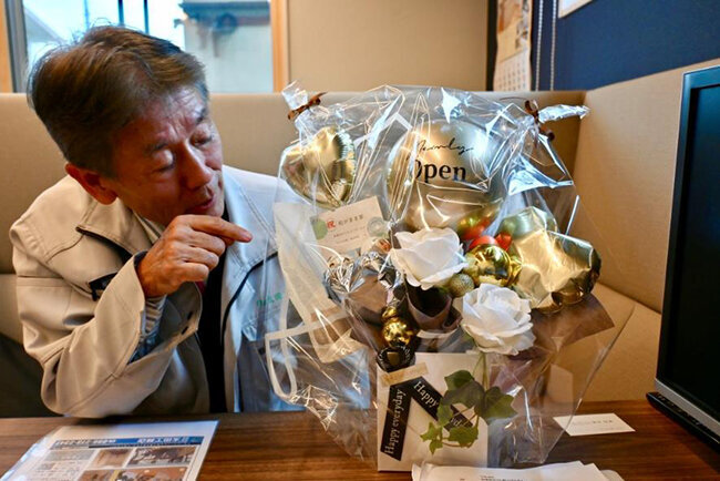 大小の輝くピンポン玉がデザインされた新築祝いの花束