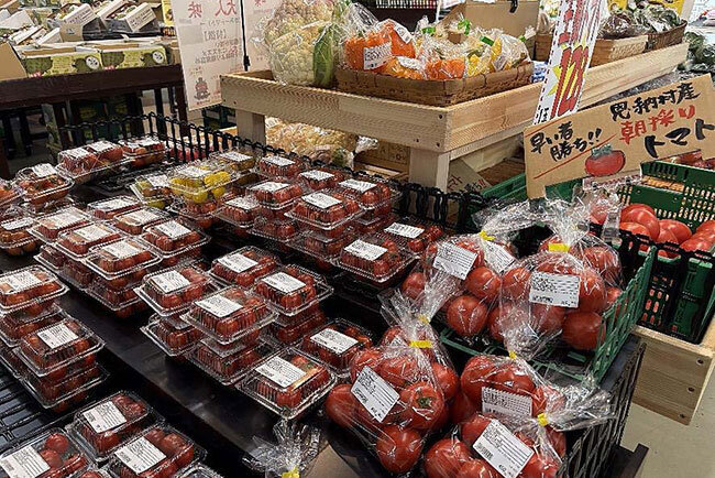 売り場では産地直送の新鮮な野菜がそろう