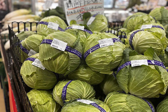 売り場では産地直送の新鮮な野菜がそろう