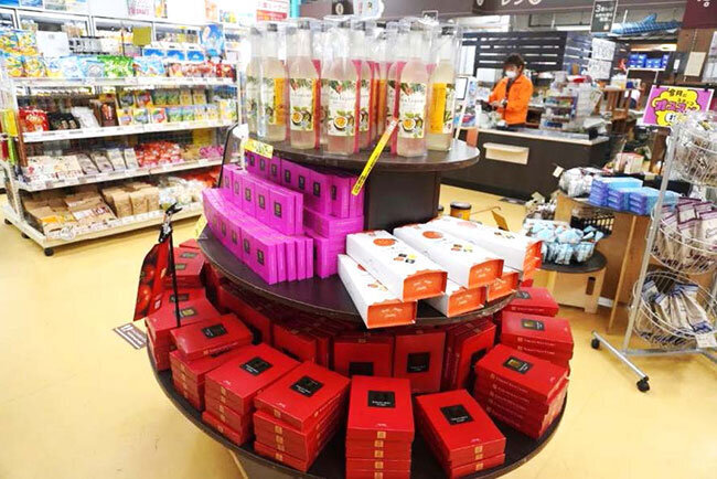「おんなの駅　なかゆくい市場」内のオリジナル商品の販売コーナー