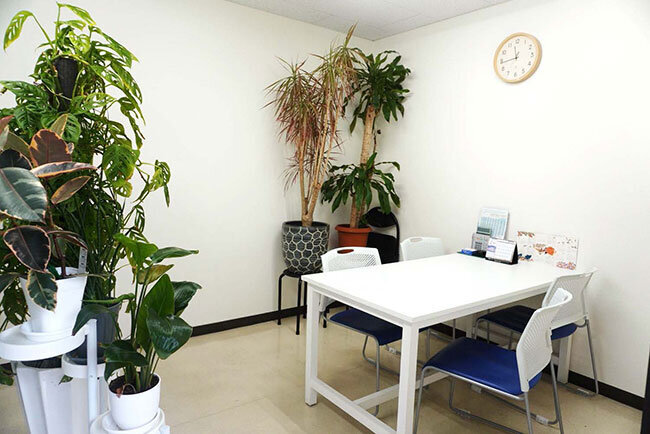 落ち着いた雰囲気の古川事務所の応接スペース