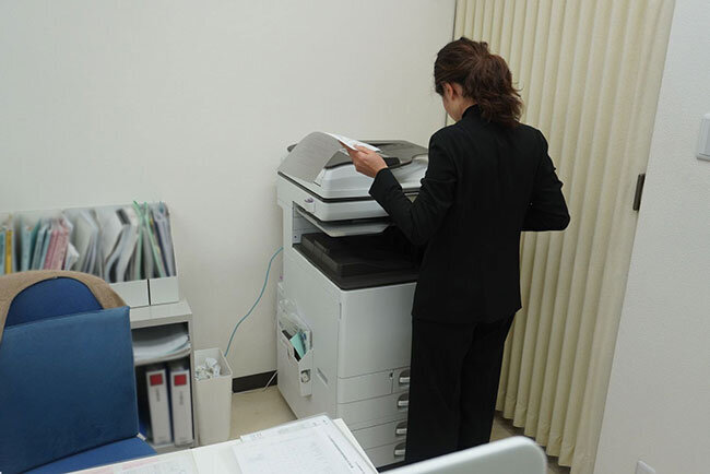 紙文書は複合機のスキャン機能を使ってデジタル化して保管している