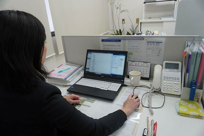 クラウド型の給与計算システムを活用する様子