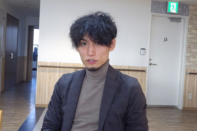 「最初の1年間は23時間労働で20キロ痩せました」と語る渡邊兼千代表